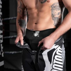 Tiefschutz APEX Titan -Boxing Bargain Shop Apex Titan Groinguard mit ergonomischem Design fuer Kampfsport